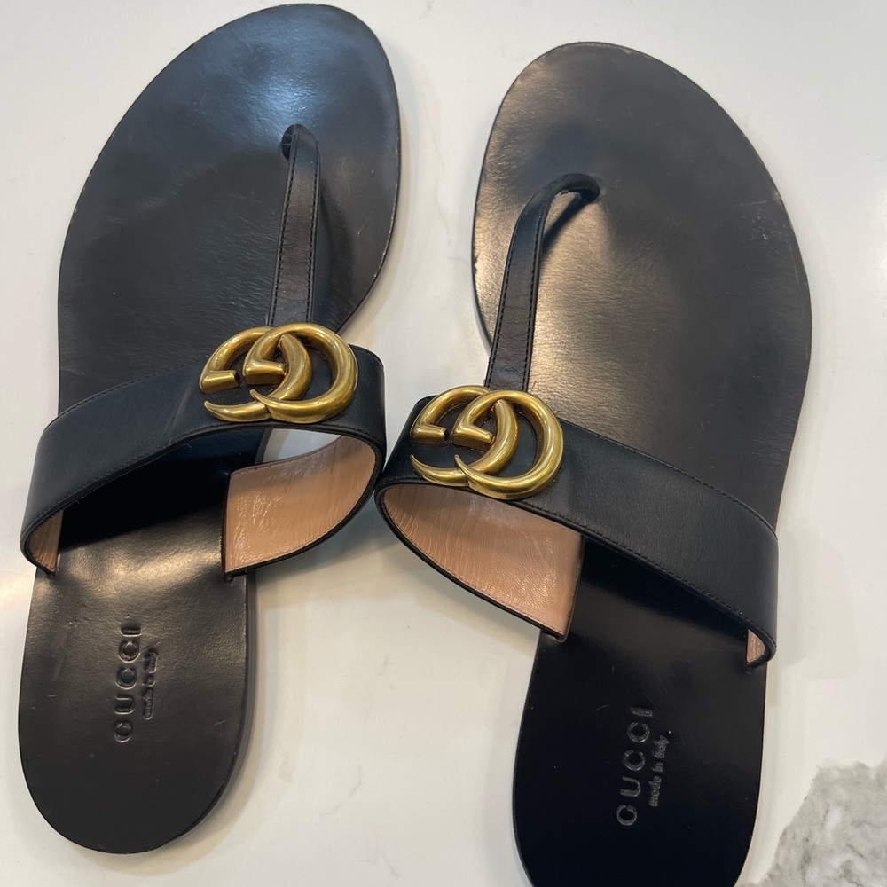 Perfect condition Gucci Leather thong sandal with Double G.